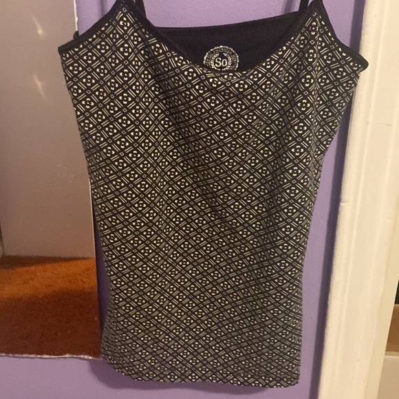 I believe it’s a size small it doesn’t say. The pattern is super cute! - Picture 5 of 5